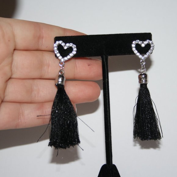 Beautiful silver and black heart tassel earrings - Picture 2 of 4